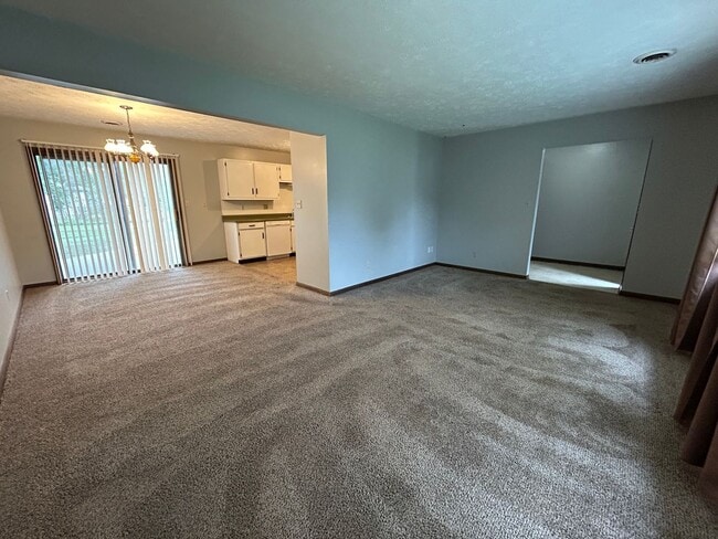 Building Photo - $300 OFF 1st MONTH'S RENT!! Spacious home ...