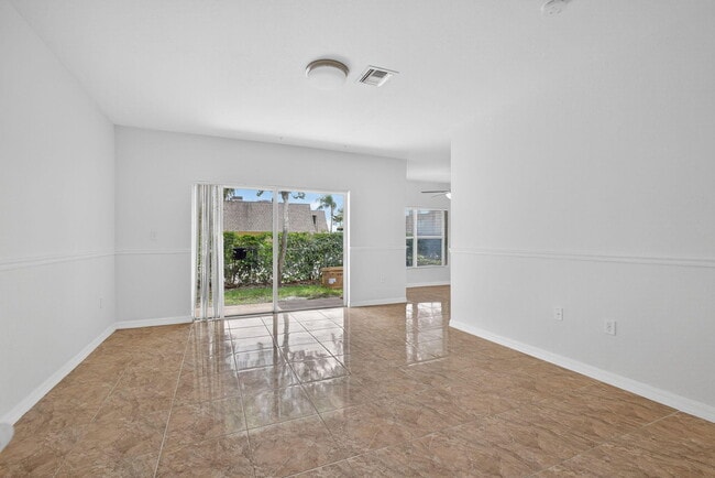 Building Photo - 513 Talia Cir