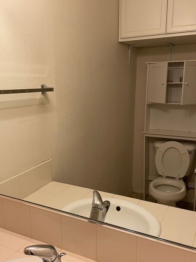 Building Photo - 3br/3ba Townhouse near 170th ave MAX station