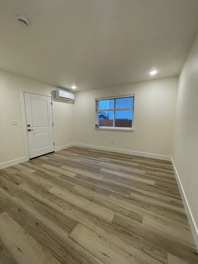 Building Photo - 410 4th St