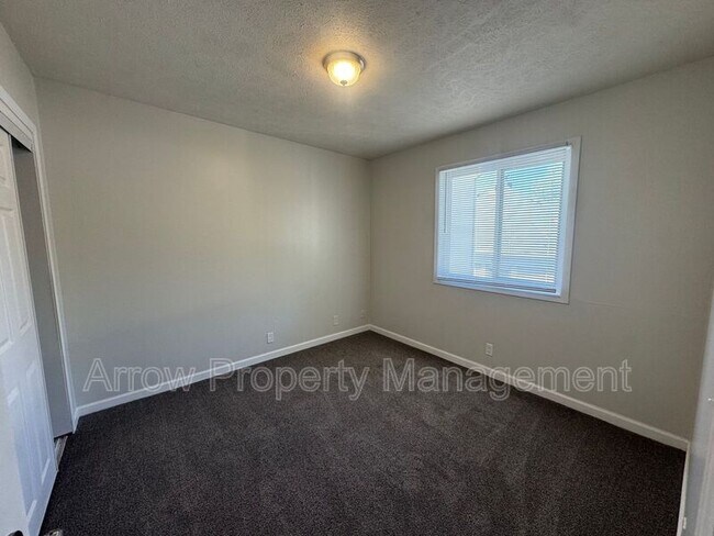 Building Photo - 526 S 25th St