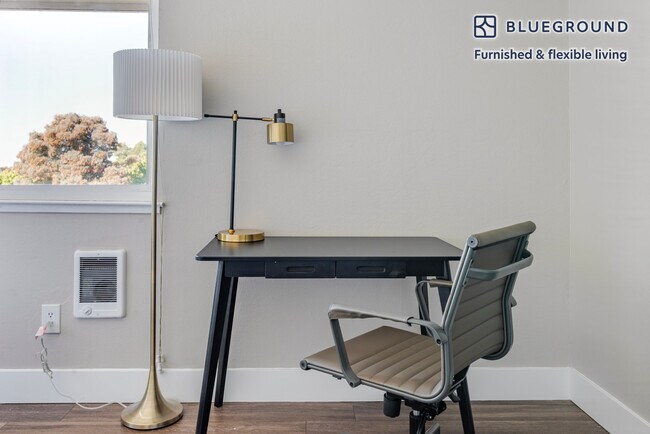 Building Photo - 950 E Hillsdale Blvd