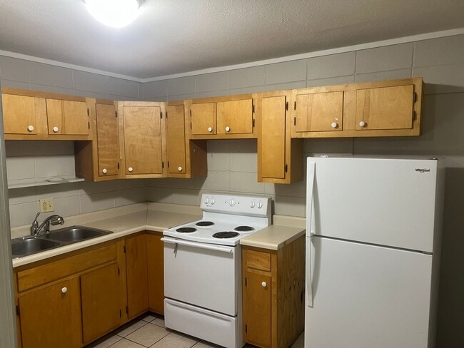Building Photo - 2 Bed 1 Bath Duplex