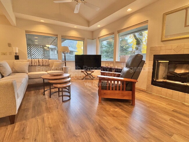 Building Photo - 5637 W Racquet Rd