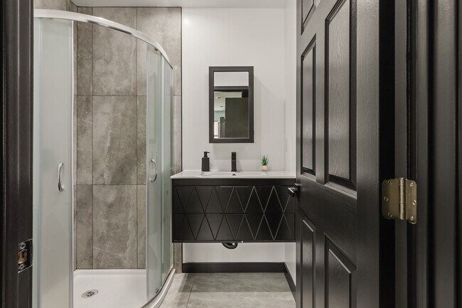 Building Photo - A 5 bedroom, 4 bathroom Fully Furnished Apartment at 1515 1/2 Selby Ave.