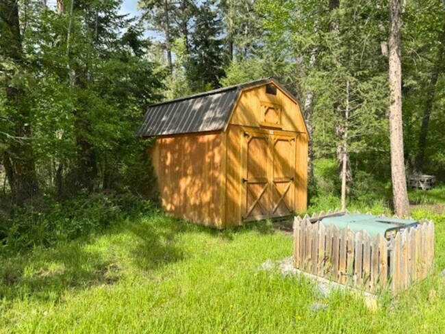 Building Photo - Stunning Columbia Falls Home w/horse pasture