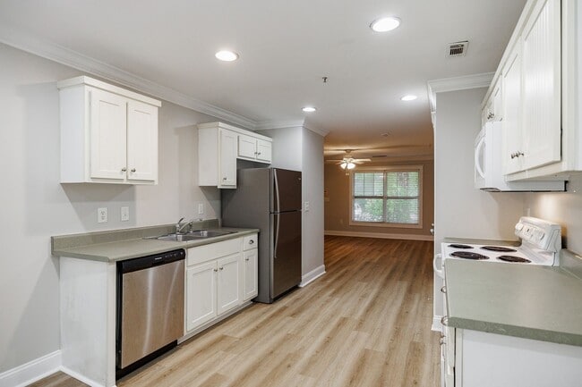 Building Photo - Ground-level, one-story condo in the highly sought-after gated community, The Woodlands of Athens!