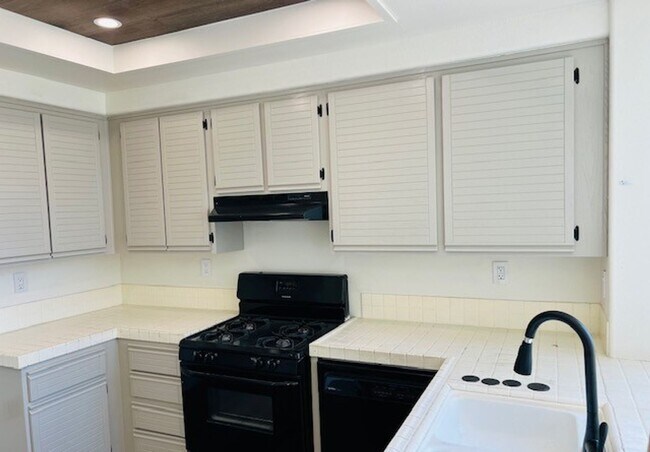 Building Photo - COMPLETELY REMODELED 3 Beds+2.5 Baths 2-st...
