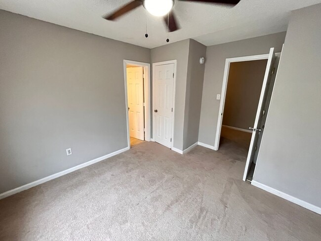 Building Photo - Charming 3-bedroom, 2-bath townhouse