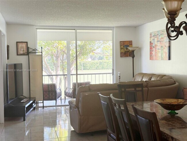 Building Photo - 9820 S Hollybrook Lake Dr