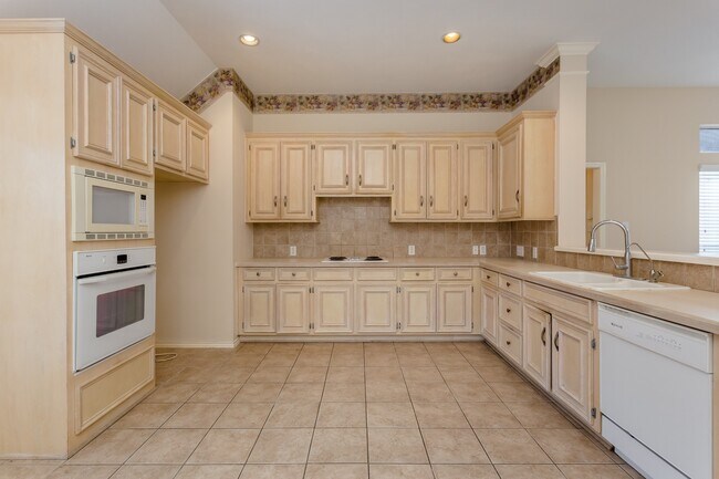 Building Photo - 21915 Rivergate Ct