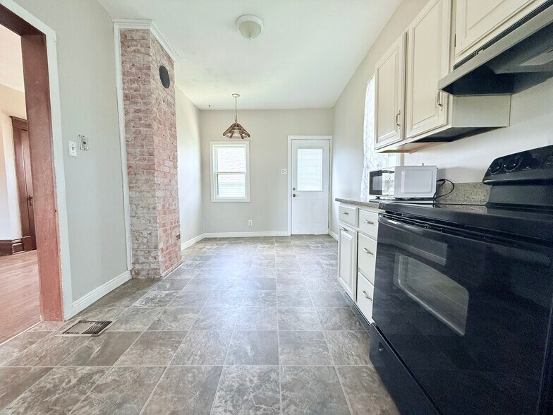 Kitchen - 615 W 2nd St