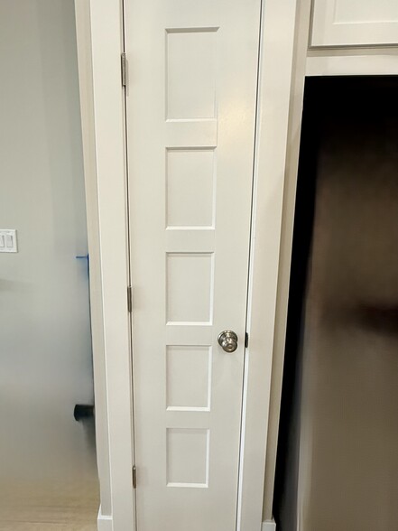 Building Photo - 906 Main St