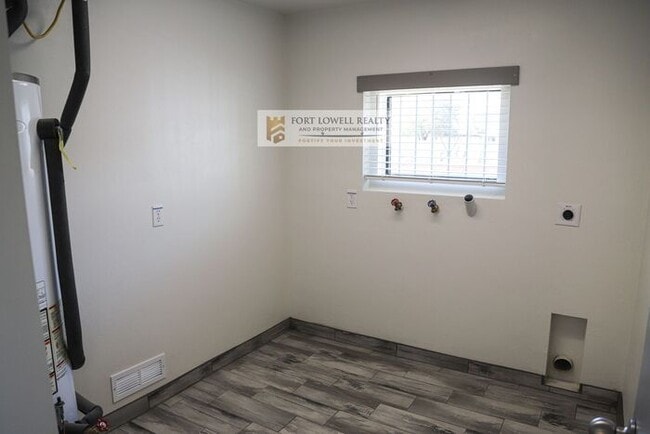 Building Photo - 3 bedroom 2 bathroom