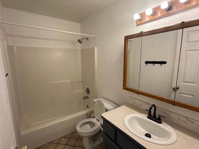 Building Photo - 3 BR Home in Clearwood