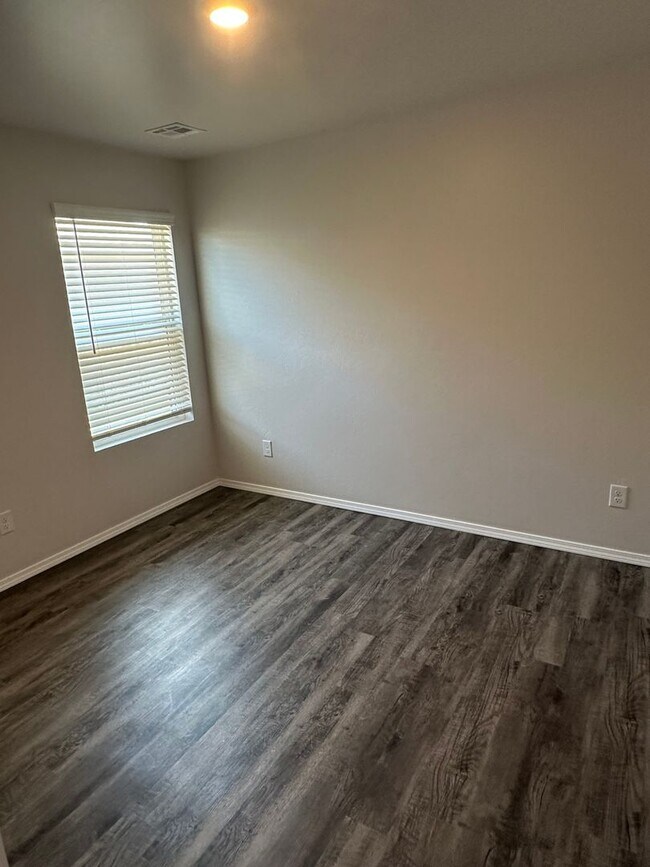 Building Photo - Pre-Leasing Now: Spacious 3-Bedroom, 2-Bath Home in Yukon