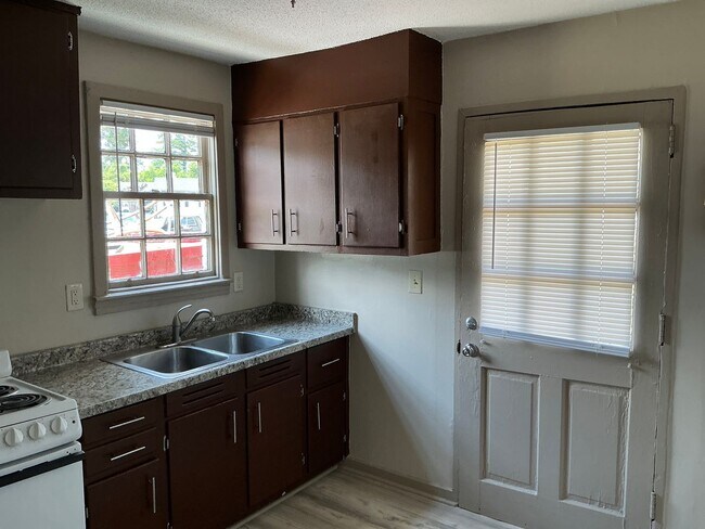 Building Photo - 2 Bed / 1 Bath Apartment for Rent - We have your next HOME ready!