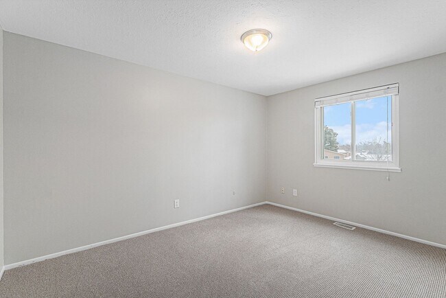 Building Photo - 3 bedroom 2.5 bathroom in Heather Ridge!