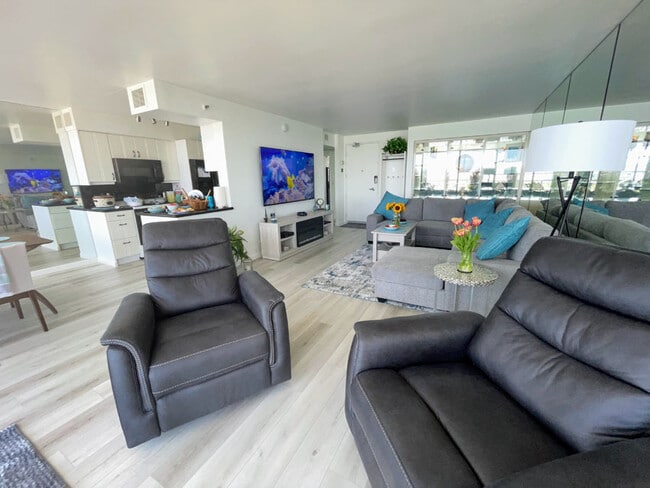 75" TV, fireplace and relaxing furniture - 1710 Avenida Del Mundo