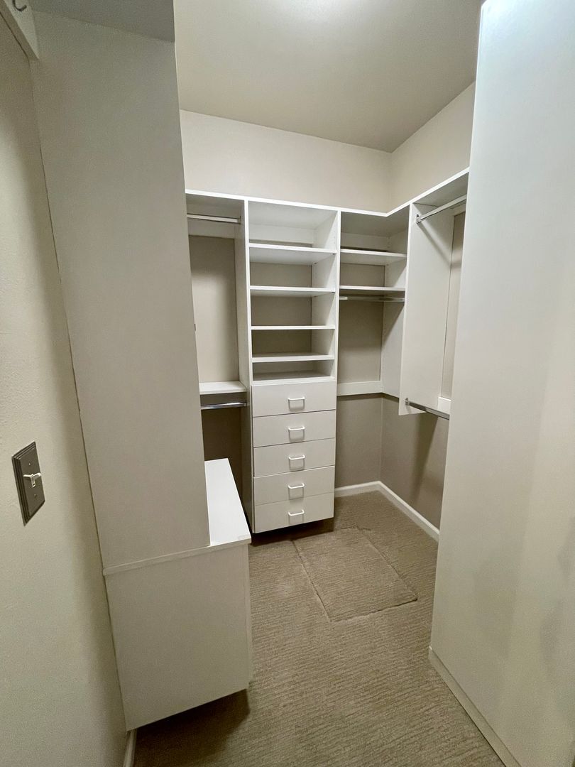 Building Photo - Large 1BR with New Carpeting!!!!