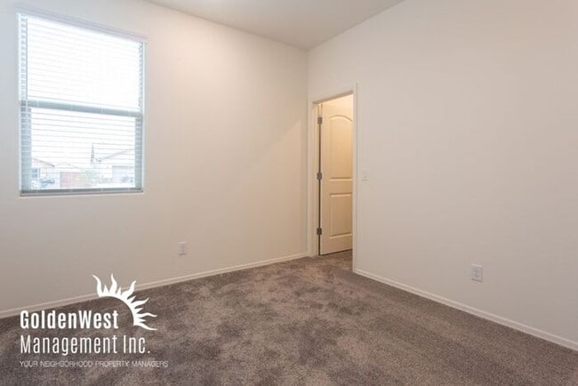 Building Photo - Bright & Airy 4 Bdm 2Ba in Quiet Neighborh...