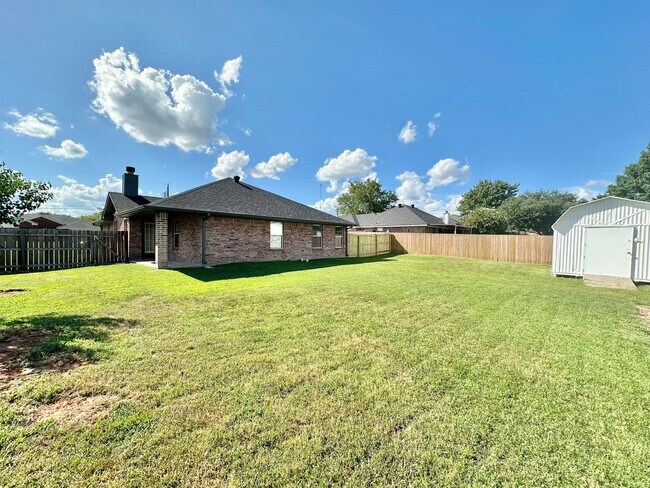 Building Photo - Discover the charm of this 3 bed 2 bath ex...