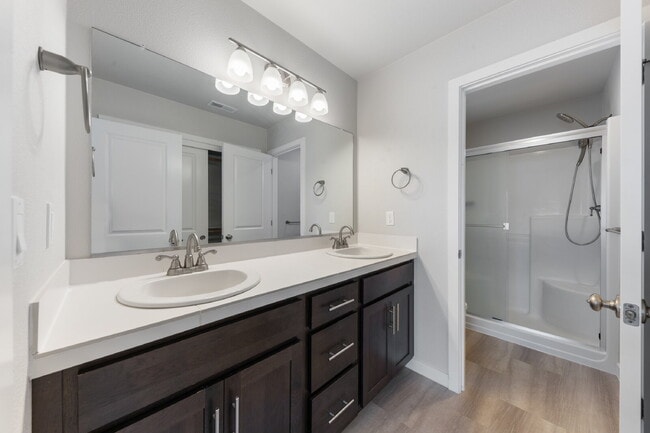 Building Photo - Charming 2-Bed with 2.5 Baths in Newberg