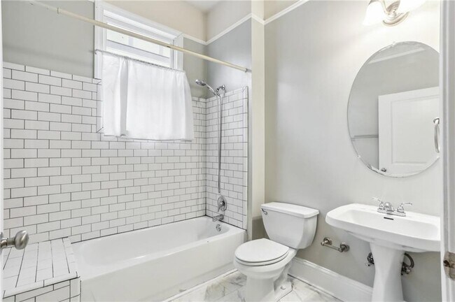 Building Photo - 872 Washington St SW
