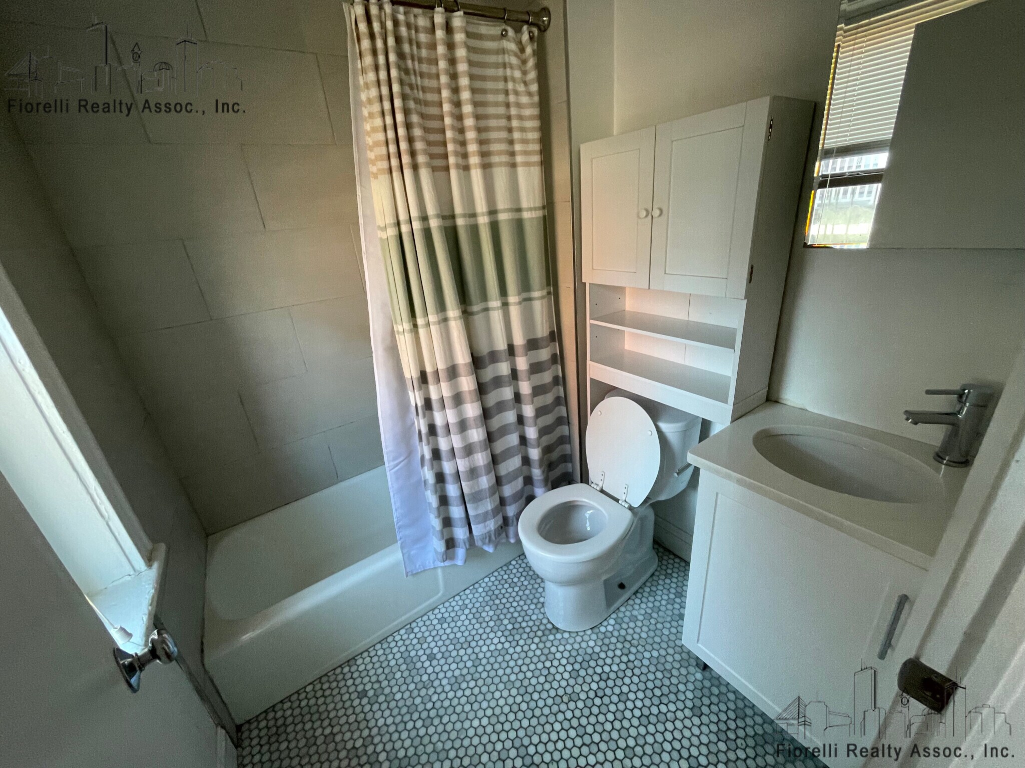 Building Photo - 10 Wiget St