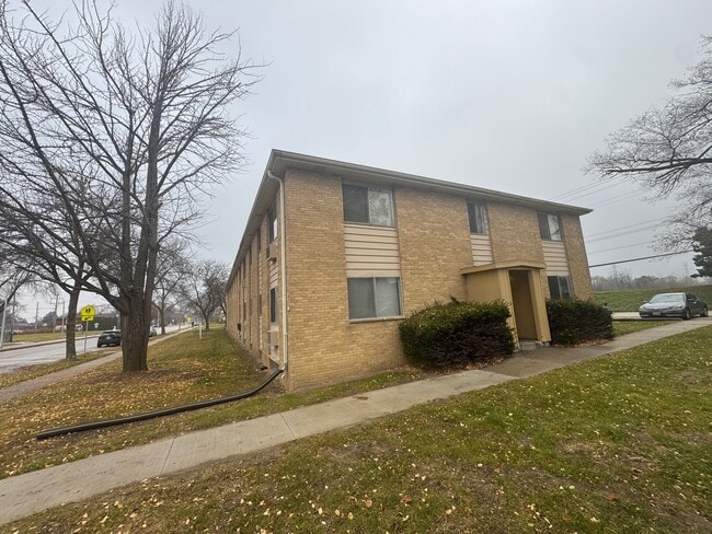 Building Photo - 1 Bedroom Apartment Available-South 51st and Howard Ave