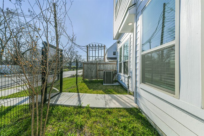 Building Photo - 308 Queen Sude Ln