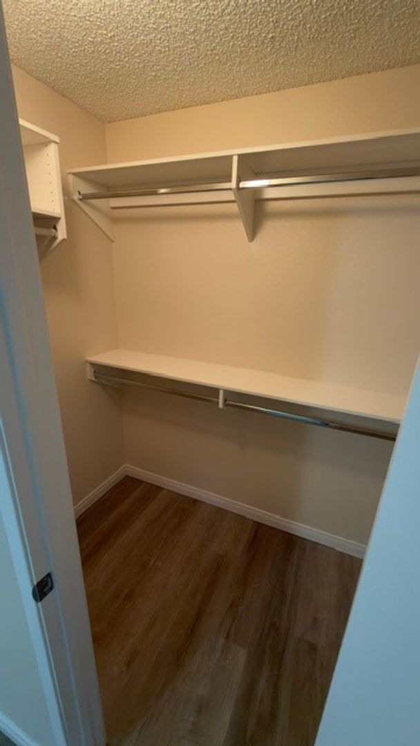 Building Photo - 2 Bedroom Condo!