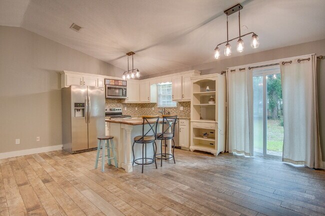 Building Photo - Navarre 3BR/2BA Home Near Beaches & Hurlburt Field with Updated Kitchen, Split Floor Plan & Spaci...