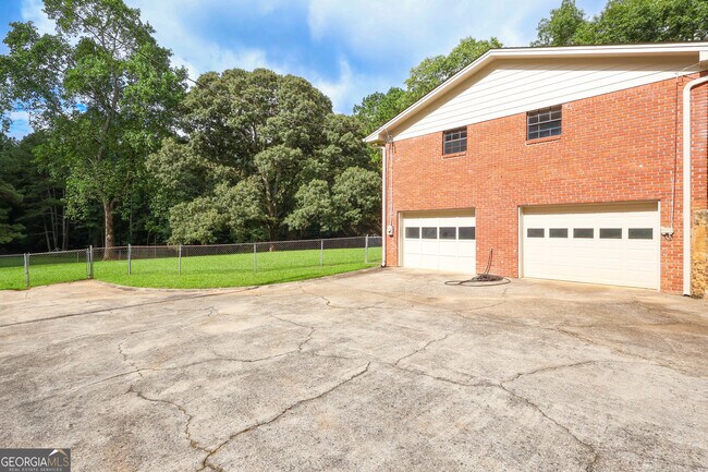 Building Photo - 555 Janice Dr