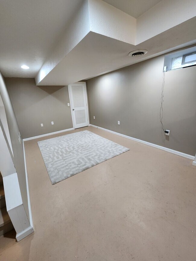 Building Photo - Modern 2 Bedroom Home For Rent