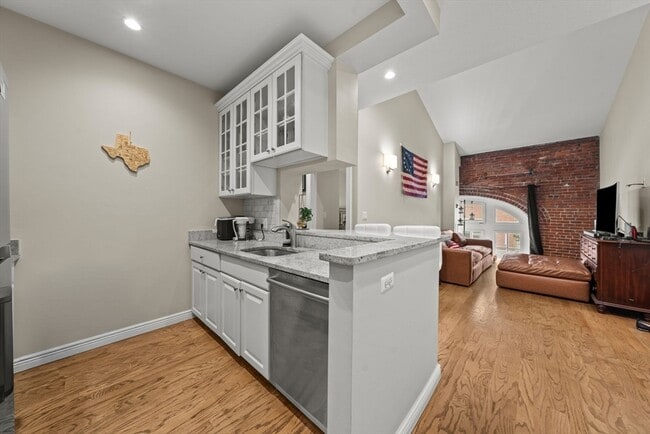 Building Photo - 106 13th St