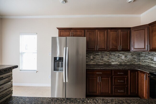 Building Photo - Immaculate beautiful 3-bedroom, 2.5-bath t...