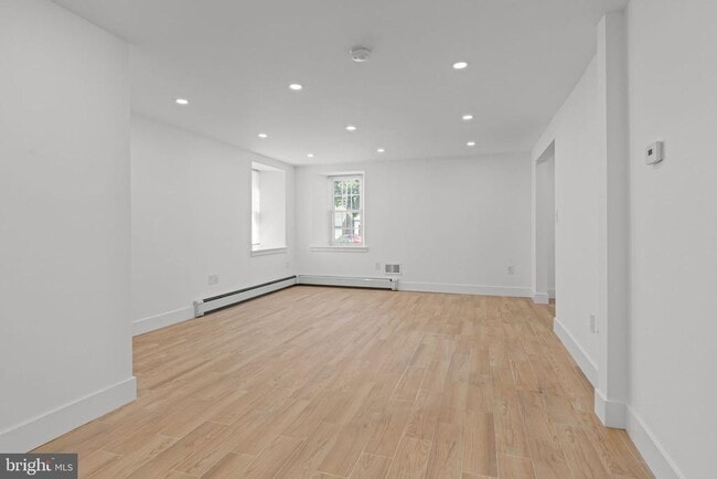 Building Photo - 122 E Richardson Ave