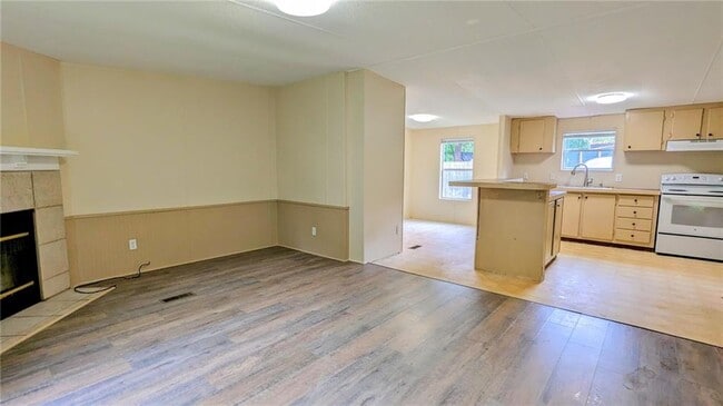 Building Photo - 99 Center Grove Dr