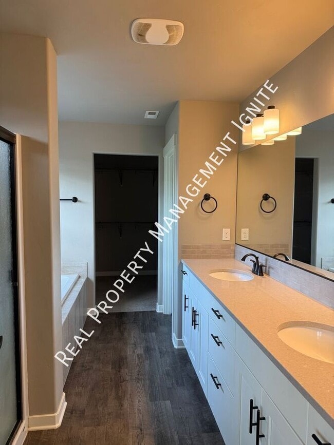 Building Photo - 3751 SW Coyote Ln