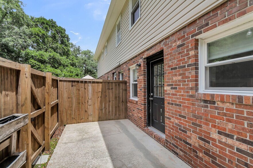 Building Photo - 415 Parkdale Dr