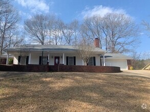 Building Photo - Beautiful 3 Bed 2 Bath Available in June!