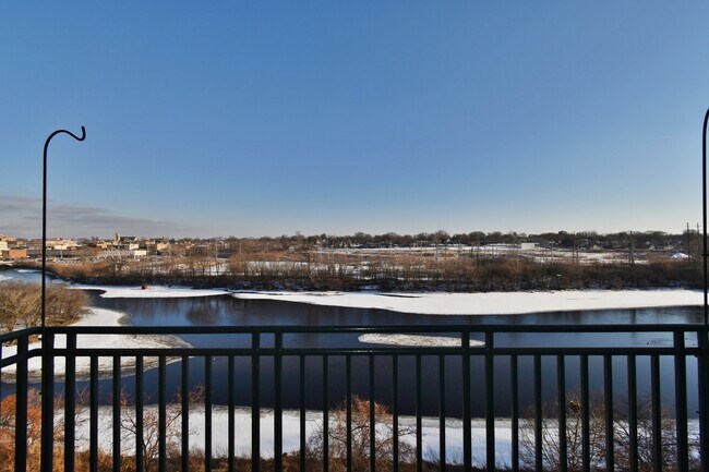 Building Photo - 160 S River St