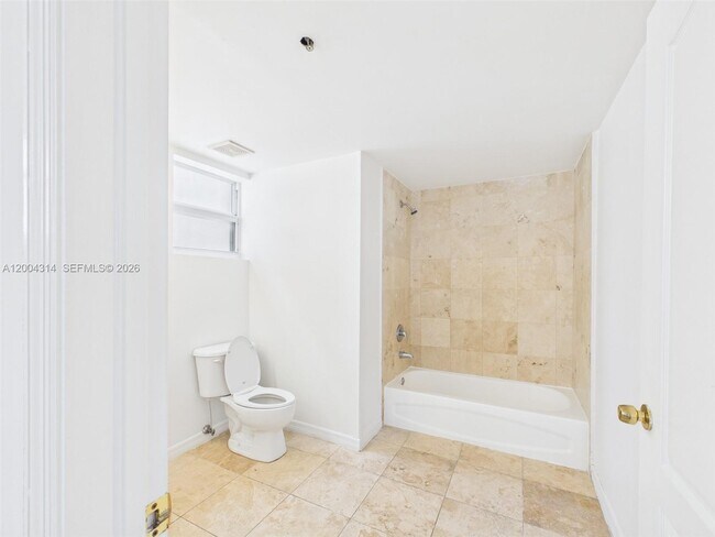 Building Photo - 425 NE 30th St