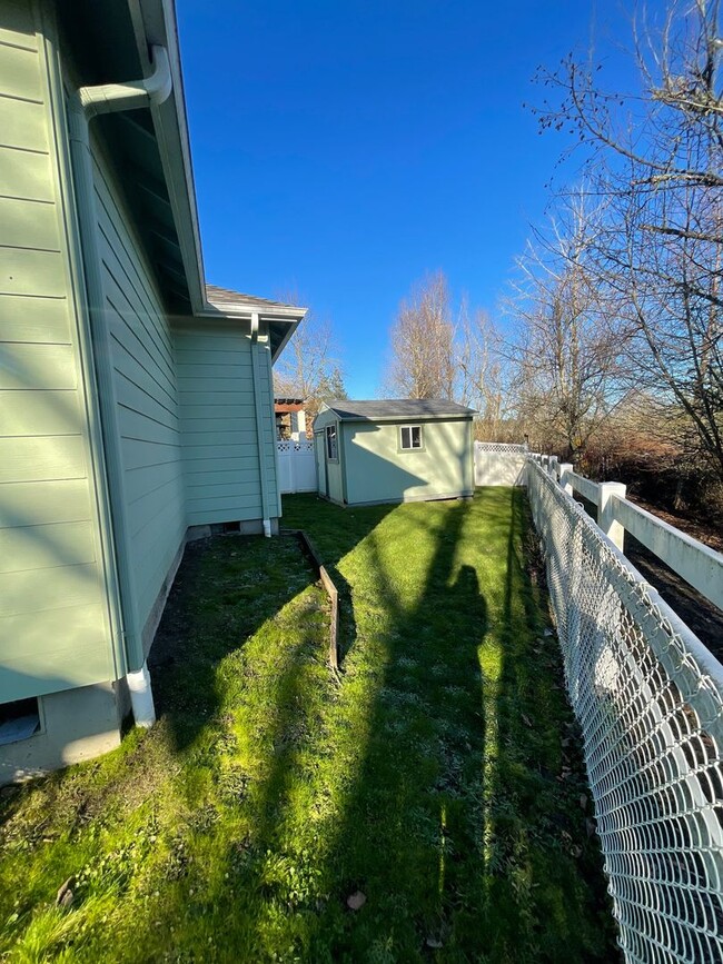 Building Photo - 3 Bedroom Home in North Albany!