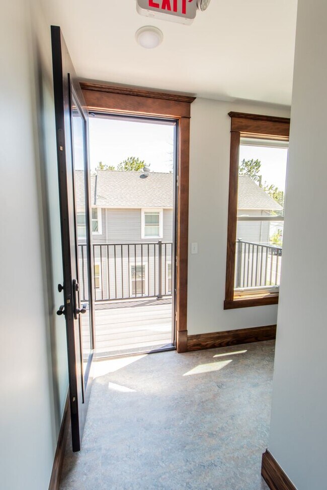 Building Photo - AVAILABLE JULY - Renovated Luxury 1 bed/1 ...