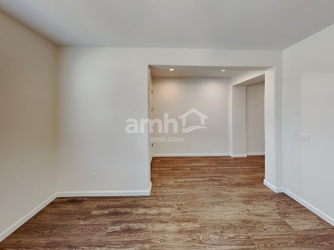 Building Photo - 215 E Salerno Way