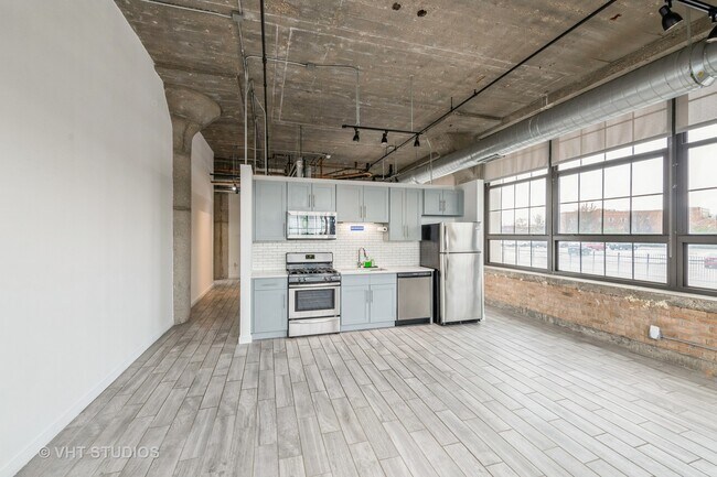 Building Photo - 3963 W Belmont Ave