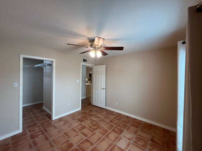 Building Photo - TWO BEDROOM ONE BATH APARTMENT