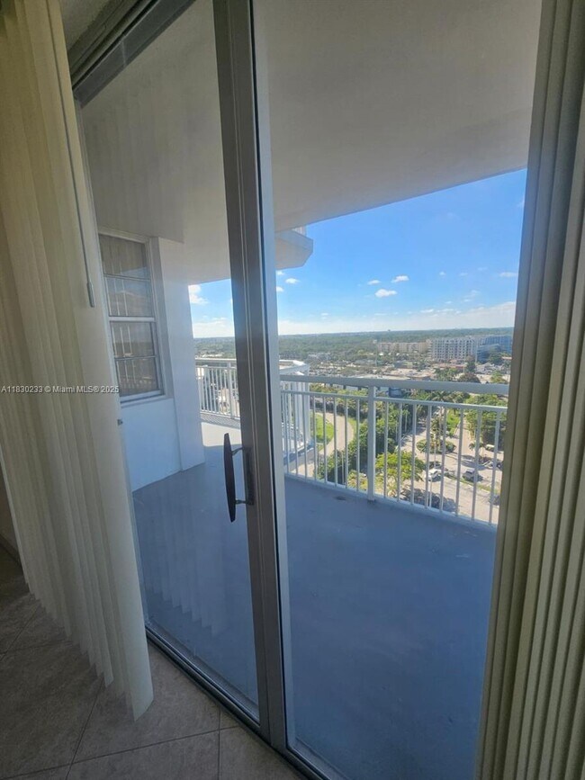 Building Photo - 18011 Biscayne Blvd